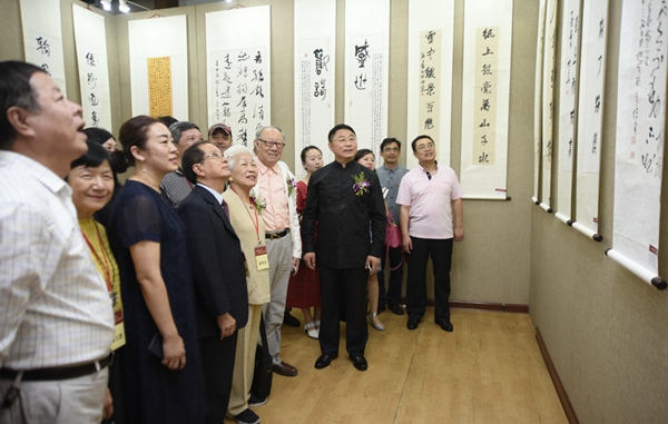 8嘉宾观看展览作品.jpg