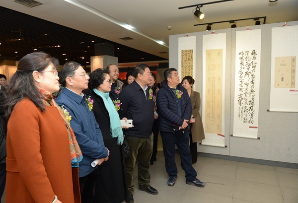 14现场观看展览作品.jpg