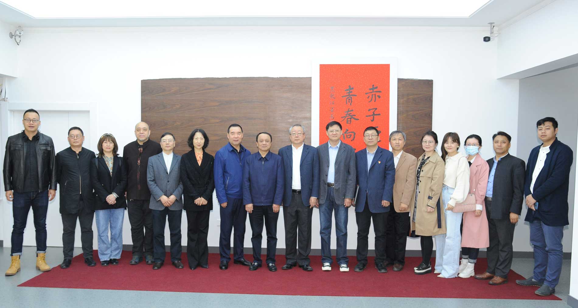 5.省文联领导与嘉宾、书法家合影.jpg