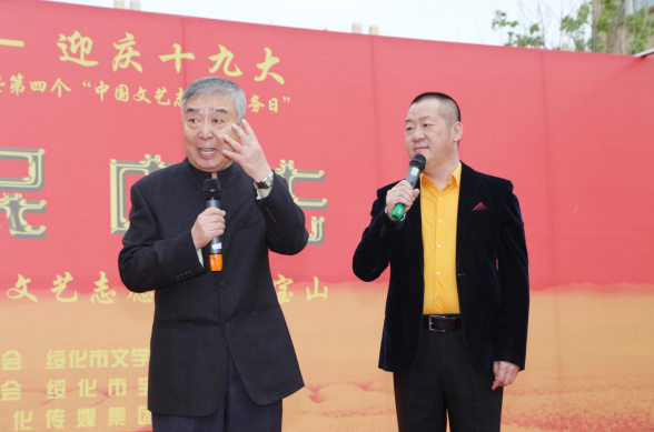 师胜杰、刘彤在文艺志愿服务活动中表演相声节目.png
