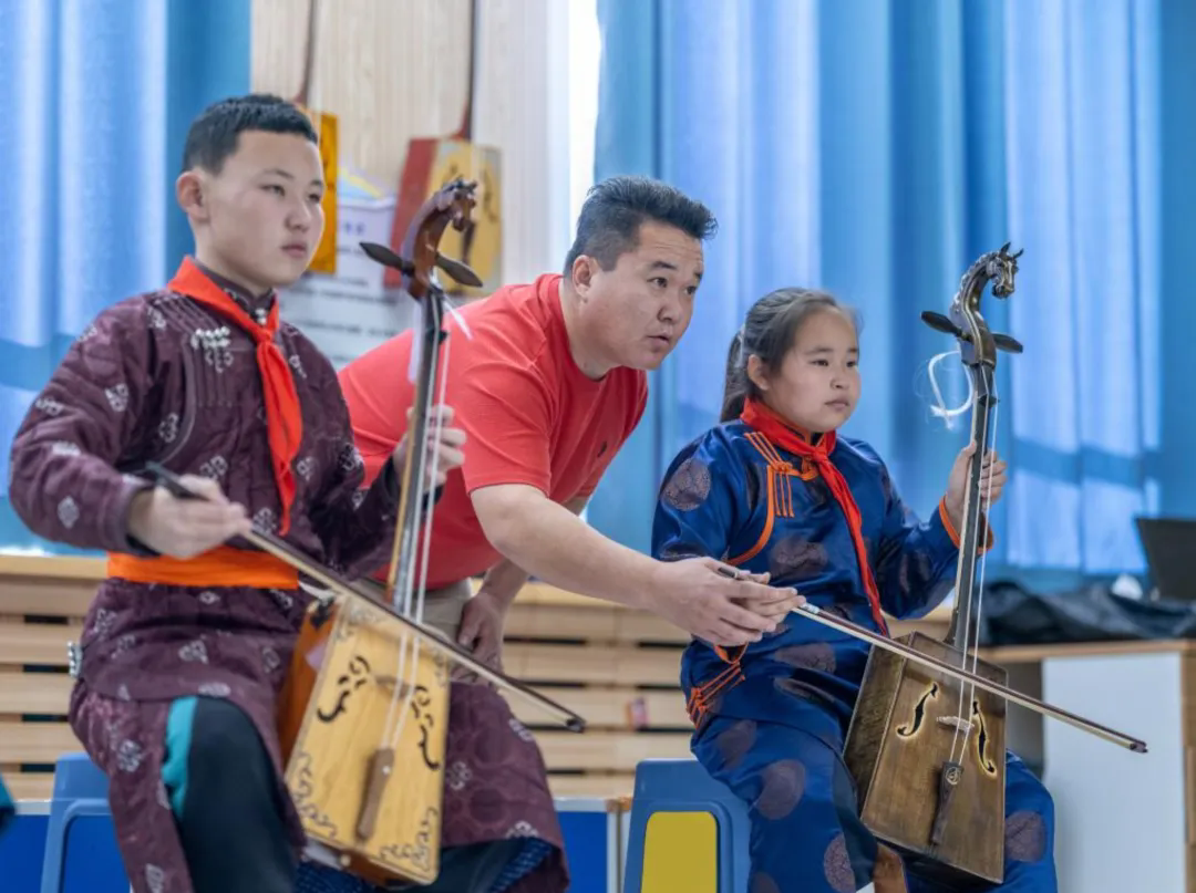 11月13日,在苏尼特右旗第五小学,乌云吉日嘎拉在指导孩子们演奏马头琴。新华社记者 马金瑞 摄.webp.png