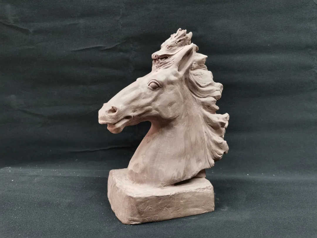 杨富长《龙马精神》(泥塑).webp.png